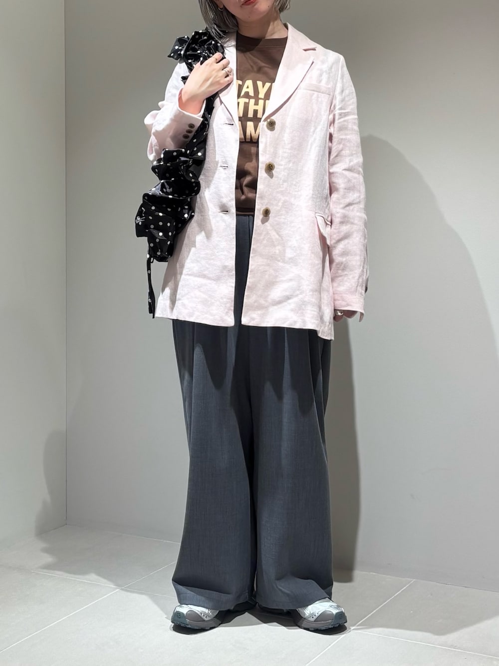 ピンク系のその他アウター、ホワイト系のショルダーバッグ、ブラウン系のTシャツ/カットソーを着用したレディースの春コーディネートの3枚目の写真