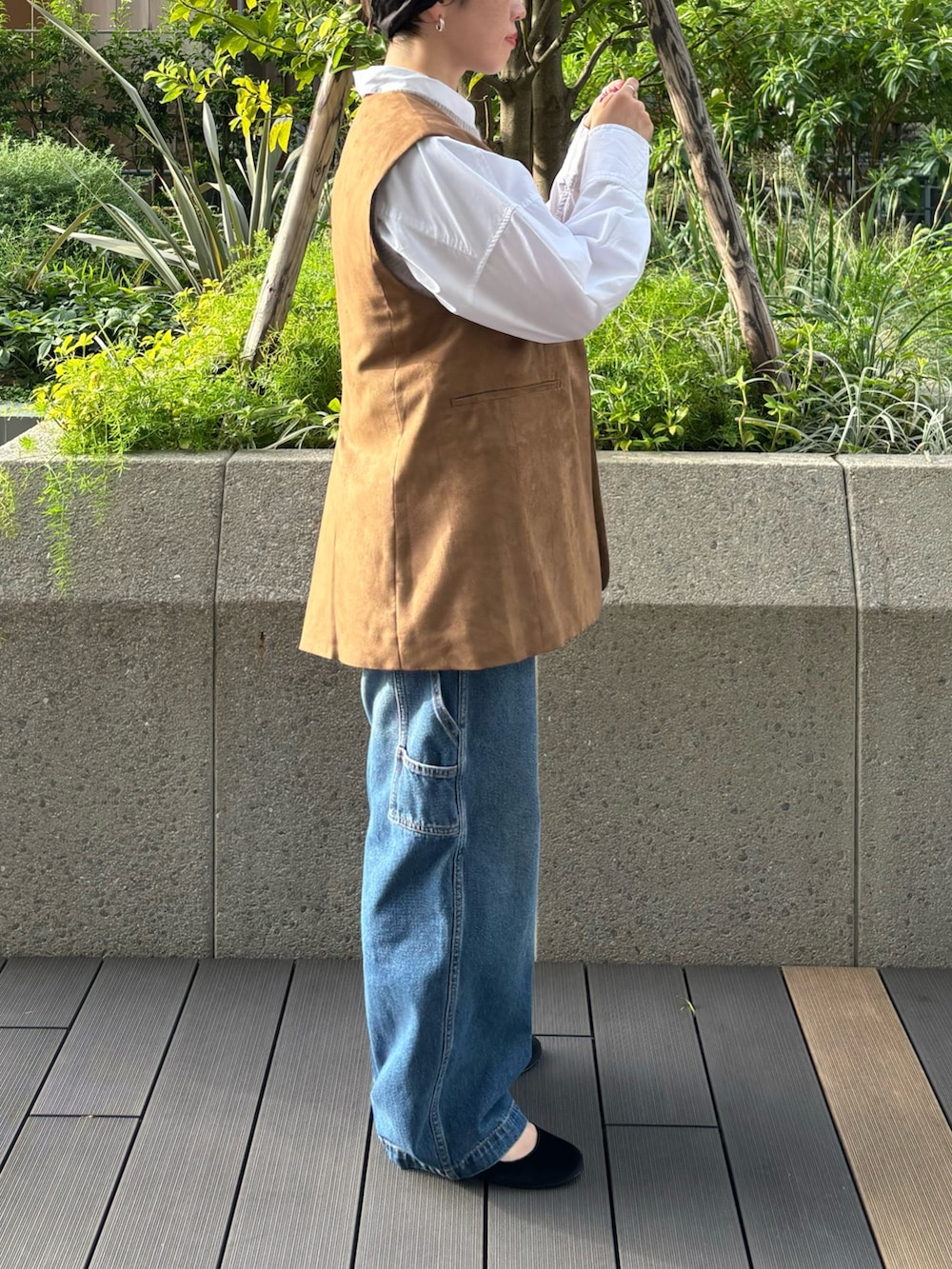 「ブラウン、シャツスタイル、秋服準備はじめました、ベスト、デニム、カジュアル」｜「URBAN RESEARCHのペインターデニムパンツ（デニムパンツ、ブルー系）」を使った、MINAMIさん（レディース・158cm）の夏コーディネートの2枚目の写真