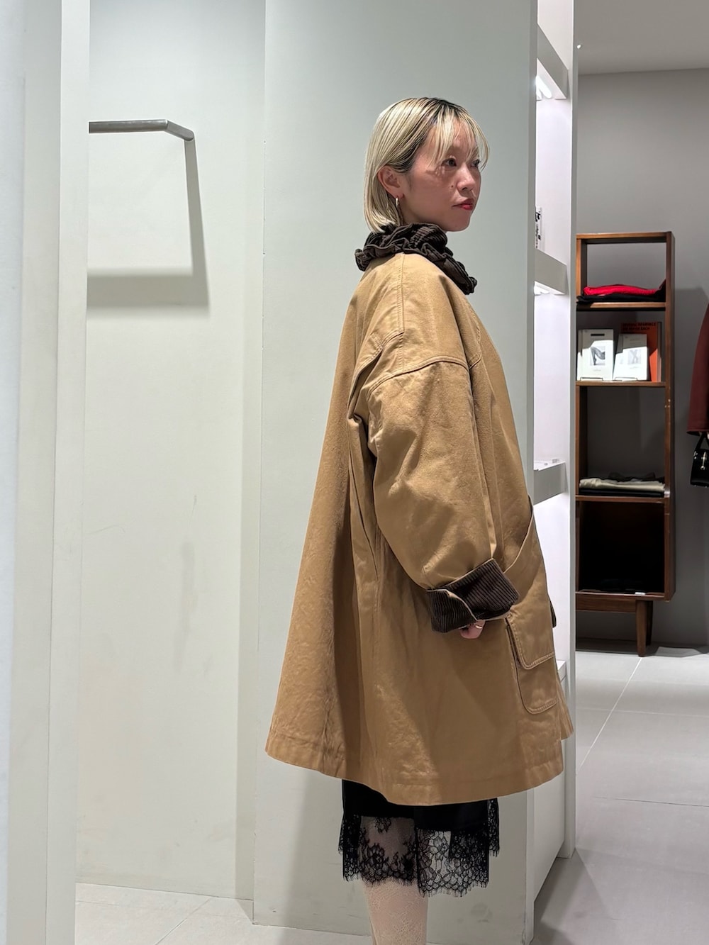 ブラウン系のその他アウターを着用したレディースの秋コーディネートの2枚目の写真