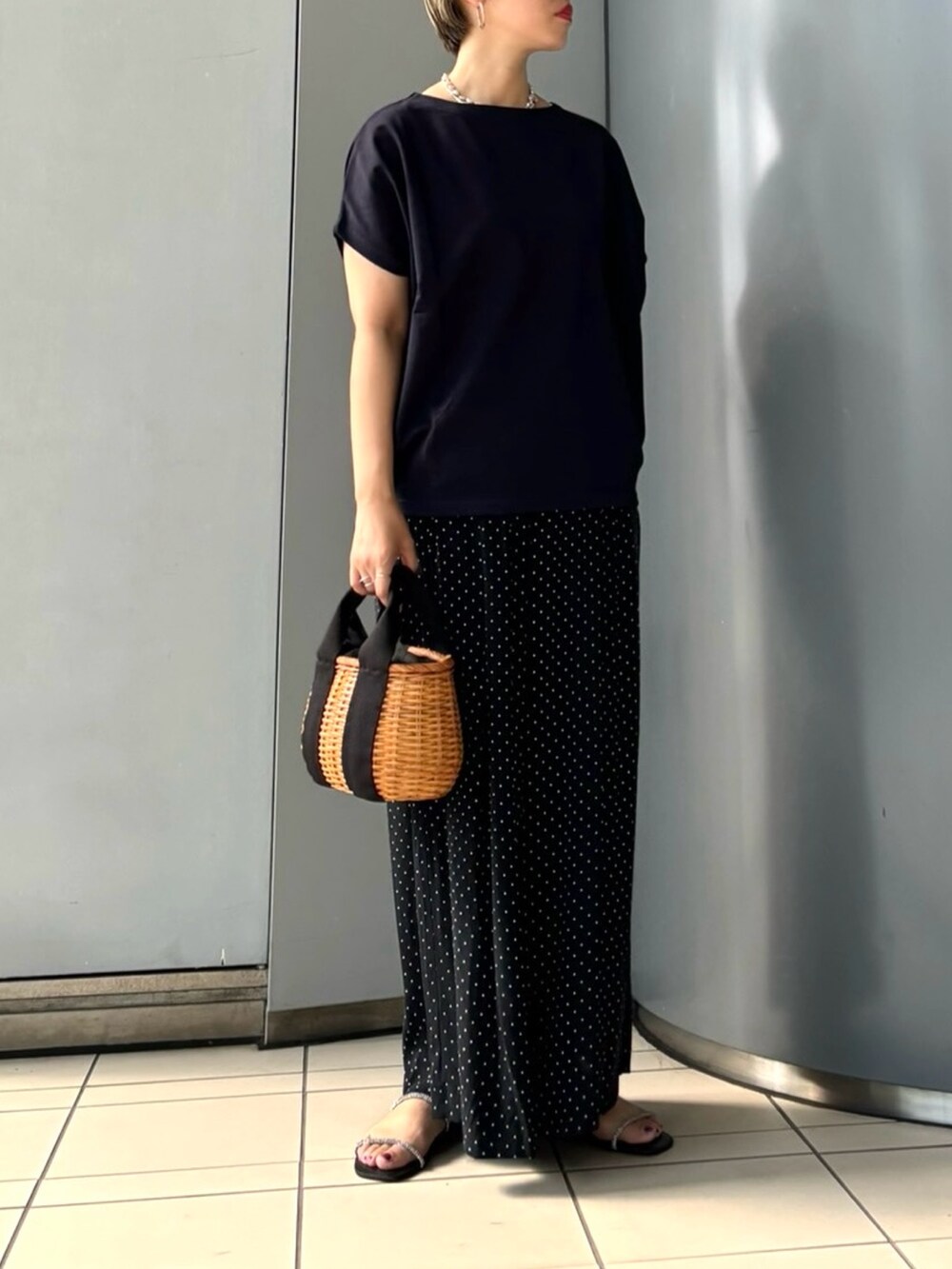 「休日スタイル、きれいめカジュアル、夏コーデ、サンダル、シンプルコーデ」｜「URBAN RESEARCH DOORSの『臼田あさ美さん着用』『UR TECH ひやサラクール』ドライコットンボートネックプルオーバー（Tシャツ/カットソー、ブルー系）」を使った、MINAMIさん（レディース・158cm）の夏コーディネートの3枚目の写真