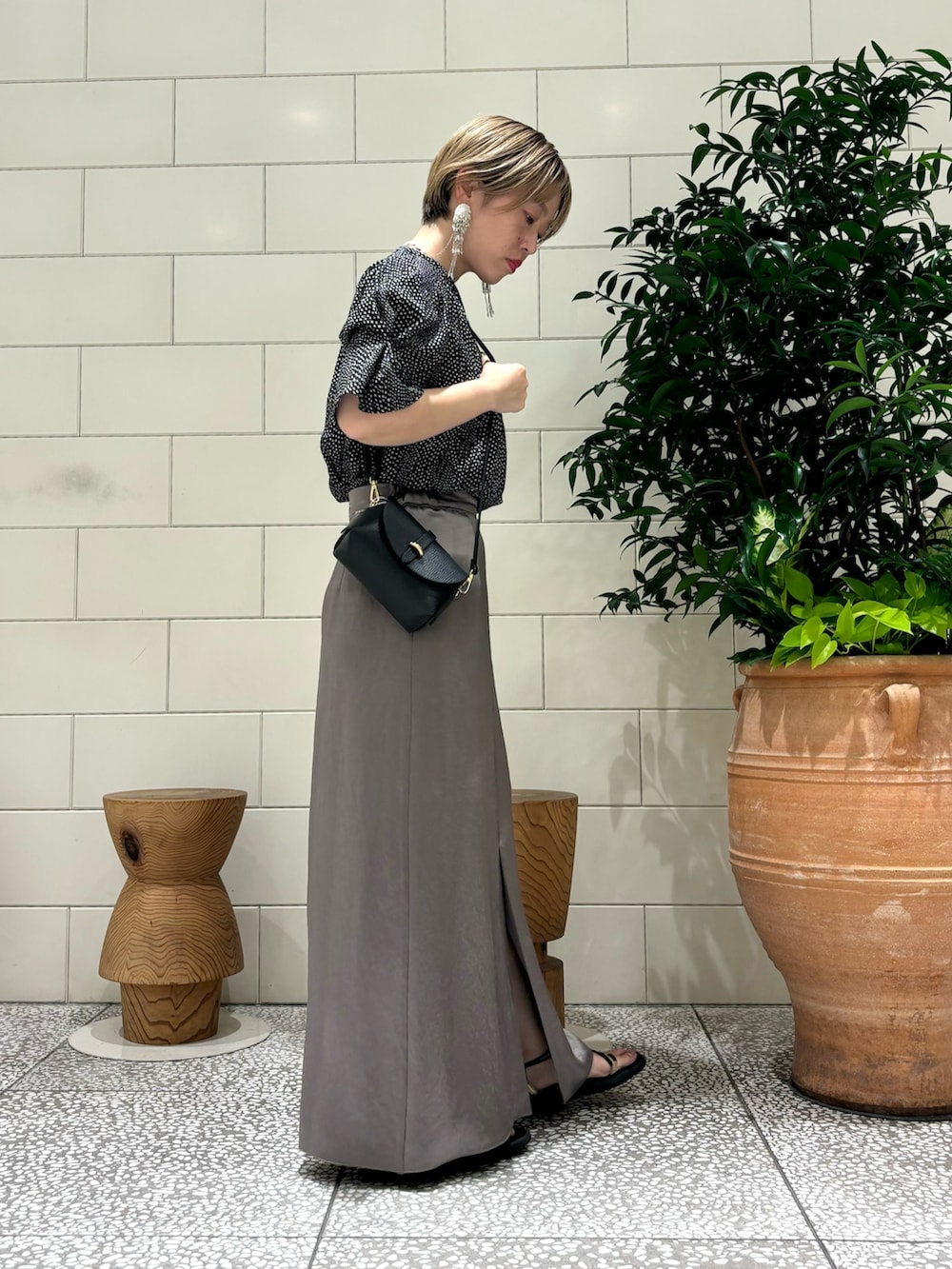 「おしゃ見えテクニック、シアートップス、きれいめカジュアル、お出かけコーデ、大人コーデ」｜「URBAN RESEARCH ROSSO WOMENのウォッシャブルドットブラウス（シャツ/ブラウス、ブラック系）」を使った、MINAMIさん（レディース・158cm）の夏コーディネートの2枚目の写真