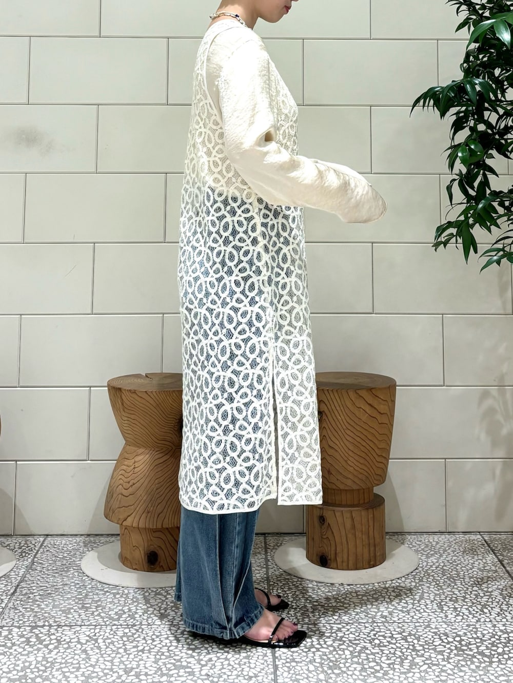 「レイヤードスタイル、お出かけコーデ、ワンピース、モノトーン、秋服準備はじめました、淡色コーデ」｜「URBAN RESEARCHのヴィンテージサテンブラウス（シャツ/ブラウス、ホワイト系）」を使った、MINAMIさん（レディース・158cm）の夏コーディネートの2枚目の写真