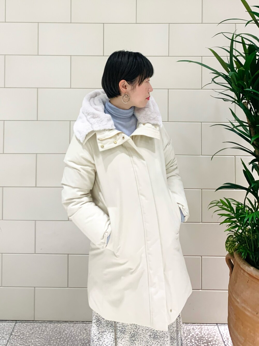 「クリスマスに着たい服、今日のコーデ、ホワイトコーデ、ダウンジャケット、スカート、淡色コーデ、レオパード、ロングスカート、ブーツ、ワントーンコーデ、あったかコーデ」｜「URBAN RESEARCHのエコペルファーダウンコート（ダウンジャケット/コート、ホワイト系）」を使った、MINAMIさん（レディース・158cm）の冬コーディネートの3枚目の写真