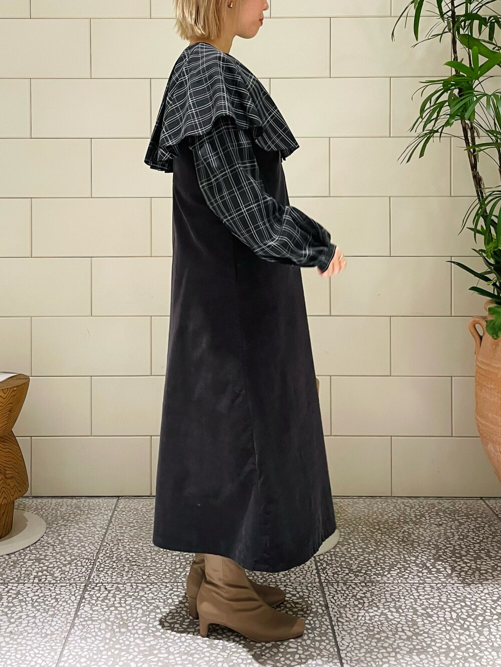 グレー系のワンピース、ブラック系のシャツ/ブラウス、ベージュ系のブーツを着用したレディースの冬コーディネートの2枚目の写真