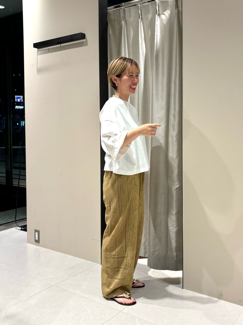 「夏コーデ、プチプラ、お出かけコーデ、サンダル、シンプルコーデ」｜「かぐれのワイドスリーブクロップドカットソー（Tシャツ/カットソー、ホワイト系）」を使った、MINAMIさん（レディース・158cm）の夏コーディネートの3枚目の写真