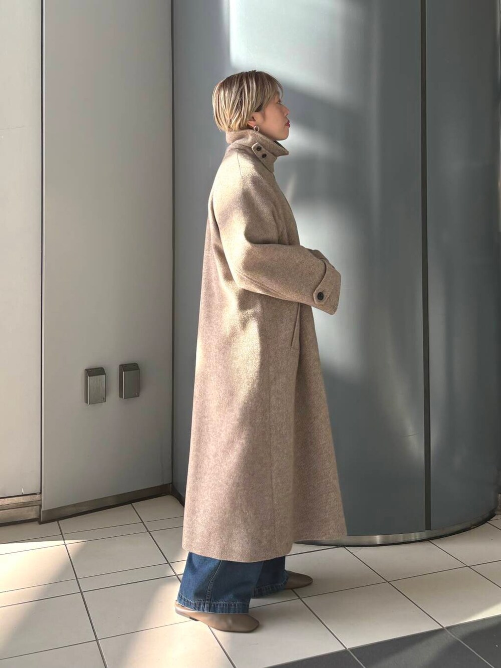 「カジュアルコーデ、URBANRESEARCH、newarrival、ブルベ夏、骨格ウェーブ、ウェーブ×ブルベ夏、ウェーブ×カジュアル、ウェーブ×着やせ、即着デニムコーデ、私の推し新作アイテム、先取り秋カラーコーデ」｜「URBAN RESEARCHのペインターデニムパンツ（デニムパンツ、ブルー系）」を使った、MINAMIさん（レディース・158cm）の夏コーディネートの4枚目の写真