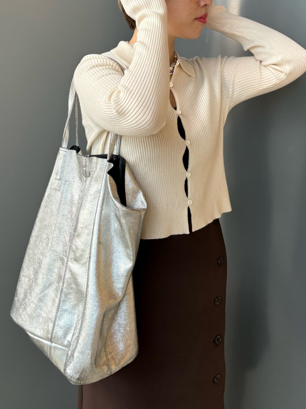 「お出かけコーデ、秋服準備はじめました、レイヤードスタイル、ブラウン、休日スタイル、大人ガーリー」｜「URBAN RESEARCHのシャツカラーリブニットカーディガン（カーディガン/ボレロ、ホワイト系）」を使った、MINAMIさん（レディース・158cm）の夏コーディネートの3枚目の写真