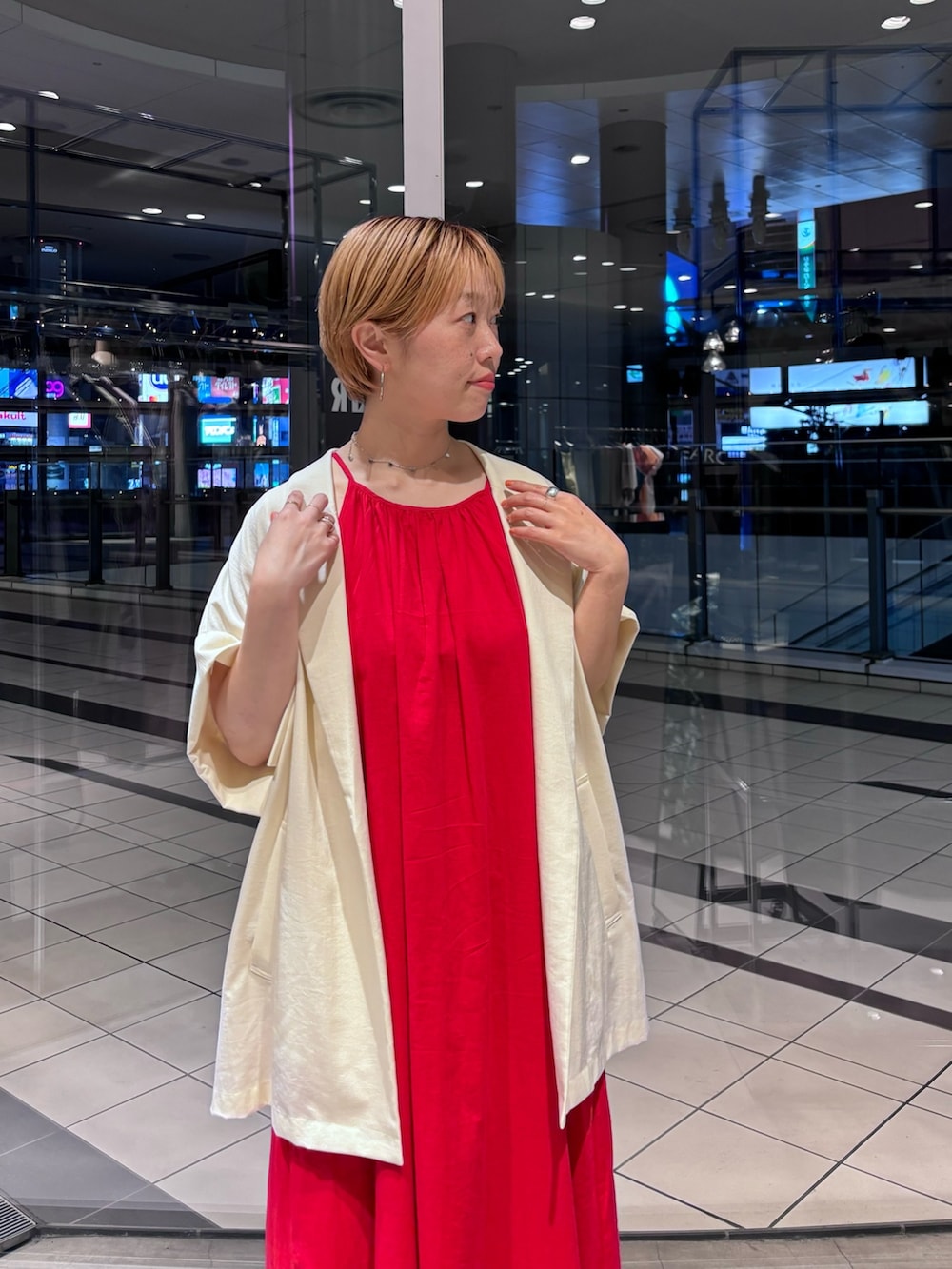 「シンプルコーデ、ワンピース、休日スタイル、デートコーデ、カジュアルコーデ、キャミワンピ、初夏コーデ」｜「URBAN RESEARCHのハーフスリーブジャケット（テーラードジャケット、ホワイト系）」を使った、MINAMIさん（レディース・158cm）の春コーディネートの2枚目の写真