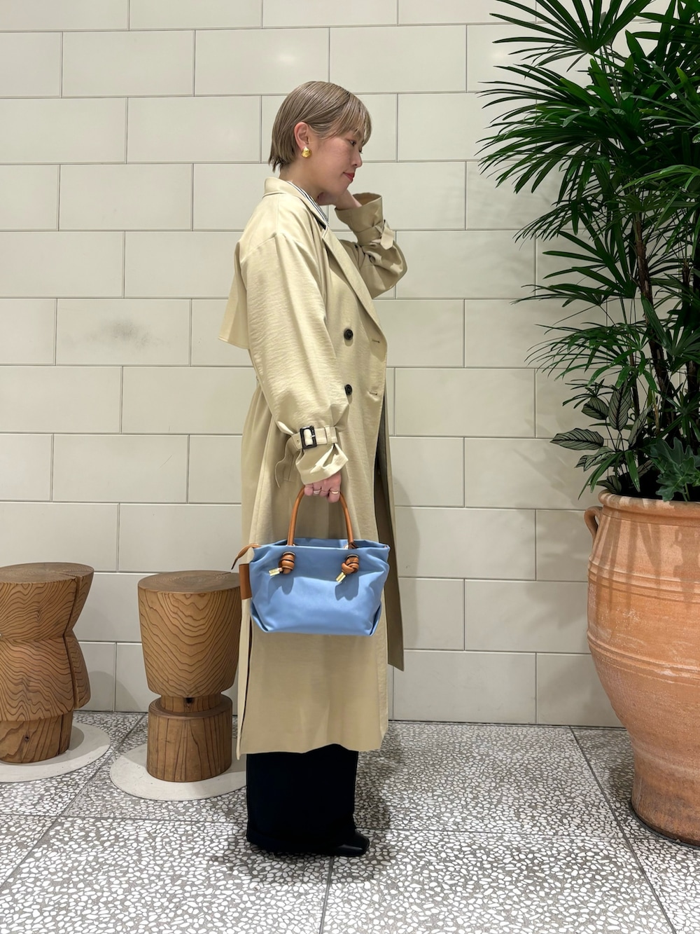 「春のおしゃ見えテクニック、春服みてみて、お出かけコーデ、シンプルコーデ、大人カジュアル、春アウター、ローファー」｜「URBAN RESEARCHの『一部WEB限定カラー』ドロストトレンチコート（トレンチコート、ベージュ系）」を使った、MINAMIさん（レディース・158cm）の春コーディネートの2枚目の写真