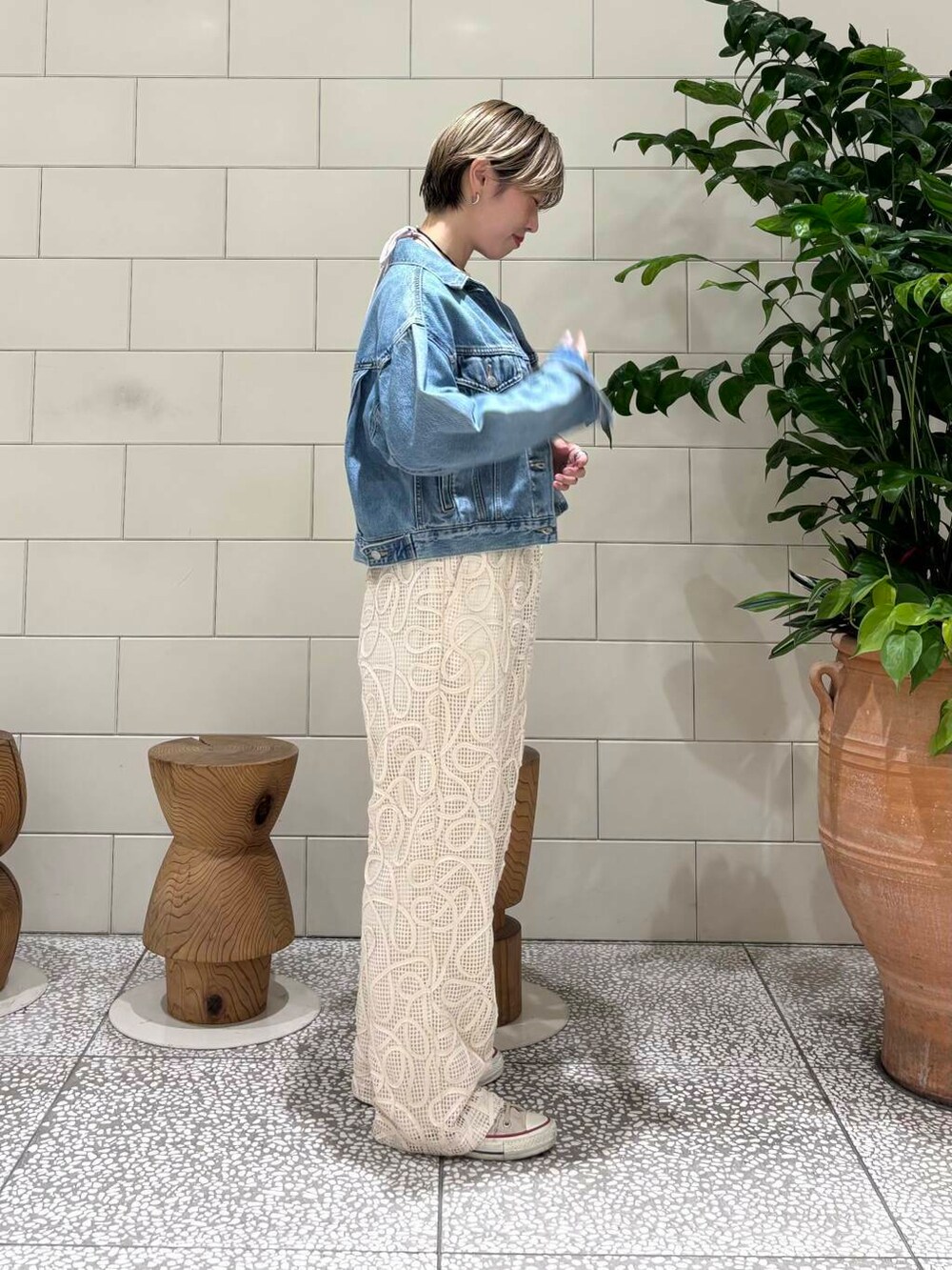 ブルー系のデニムジャケット、ホワイト系のその他パンツ、ピンク系のニット/セーターを着用したレディースの秋コーディネートの2枚目の写真