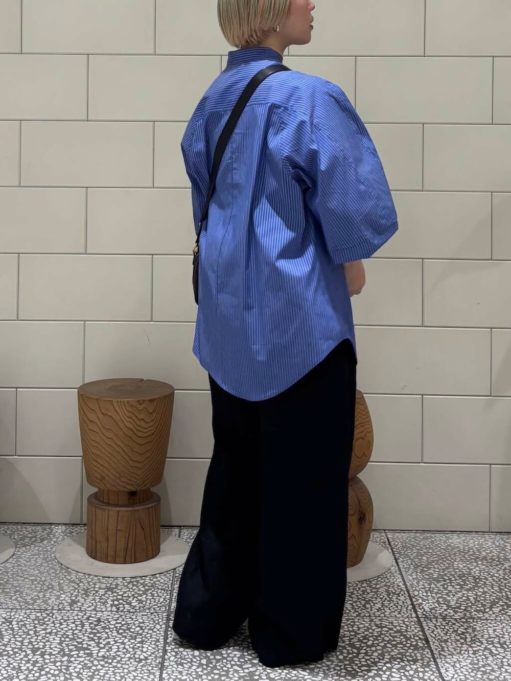 ブラック系のその他パンツ、ブラック系のショルダーバッグ、ブルー系のシャツ/ブラウスを着用したレディースの春コーディネートの4枚目の写真