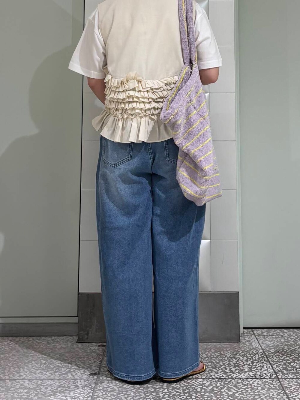 「大人カジュアル、きれいめカジュアル、URBANRESEARCH、トートバッグ、newarrival、休日スタイル、サンダルコーデ、淡色コーデ、骨格ウェーブ、ウェーブ×ブルベ夏、夏の涼しげパンツコーデ」｜「URBAN RESEARCHの綿麻デニムイージーパンツ（デニムパンツ、ブルー系）」を使った、MINAMIさん（レディース・158cm）の夏コーディネートの3枚目の写真