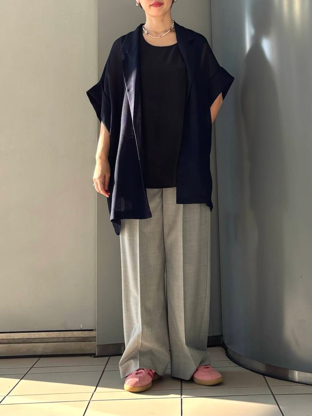 「URBANRESEARCH、newarrival、ブルベ夏、骨格ウェーブ、ウェーブ×ブルベ夏、盛夏から晩夏へスイッチコーデ、ウェーブ×カジュアル、ウェーブ×着やせ、私の推し新作アイテム」｜「adidasのadidas　BERMUDA（スニーカー、ピンク系）」を使った、MINAMIさん（レディース・158cm）の夏コーディネートの3枚目の写真