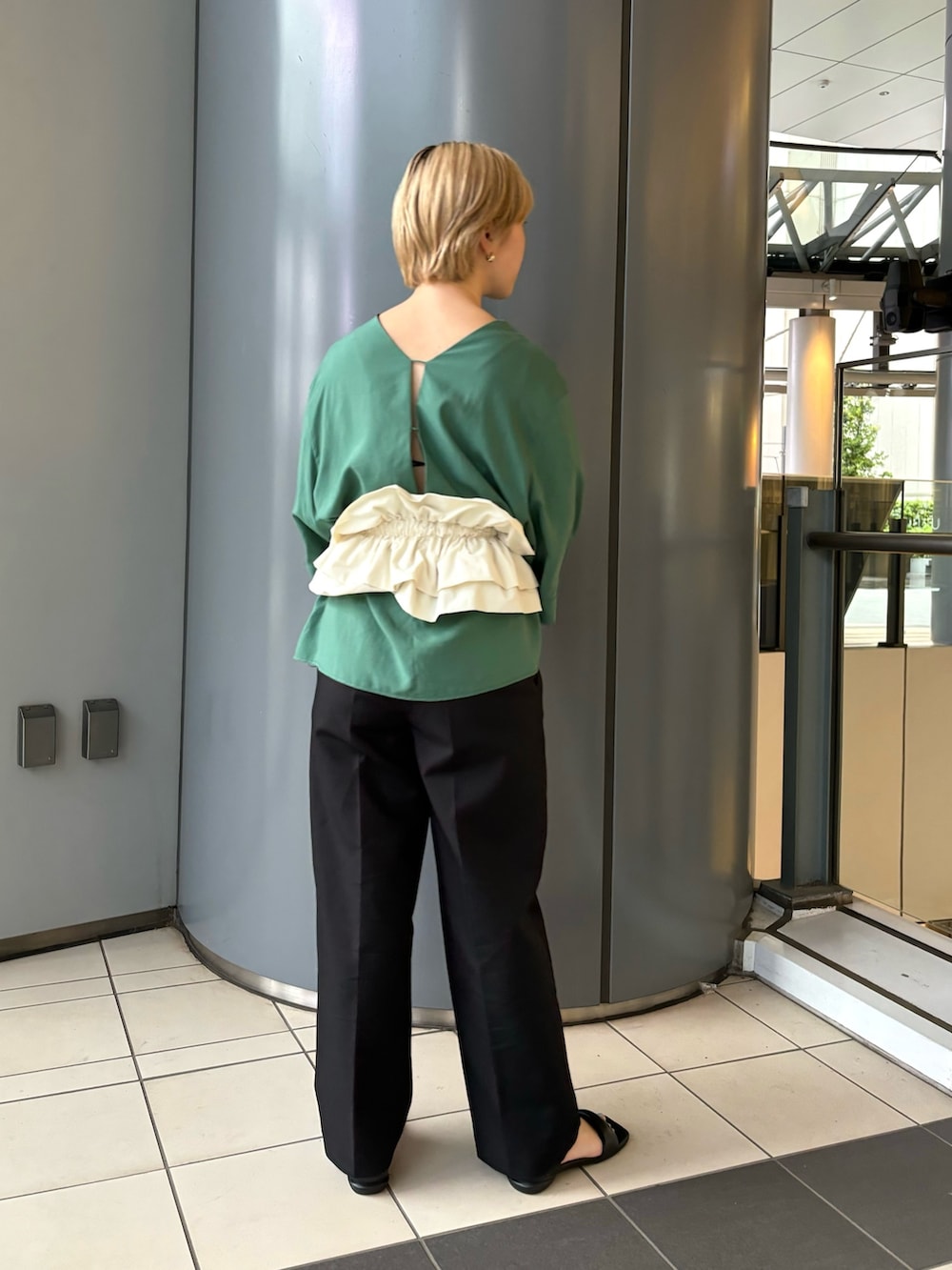「レイヤードスタイル、プチプラ、春夏コーデ、ビスチェ、休日スタイル、ブラウス、大人女子」｜「LAATOのアイテム（トップス、グリーン系）」を使った、MINAMIさん（レディース・158cm）の春コーディネートの3枚目の写真