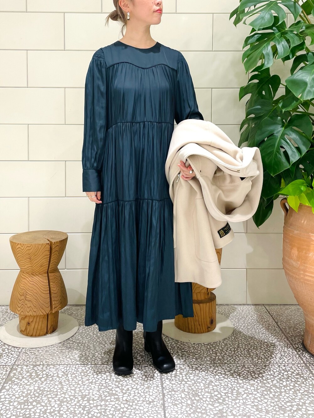 「新星WEARISTAにエントリー、ワンピース、休日スタイル、クリスマスに着たい服、マイベストコーデ2023、お出かけコーデ、きれいめカジュアル、ブーツ、大人かわいい」｜「URBAN RESEARCH ROSSO WOMENのMANTECO Aラインフーディーコート（その他アウター、ホワイト系）」を使った、MINAMIさん（レディース・158cm）の冬コーディネートの4枚目の写真