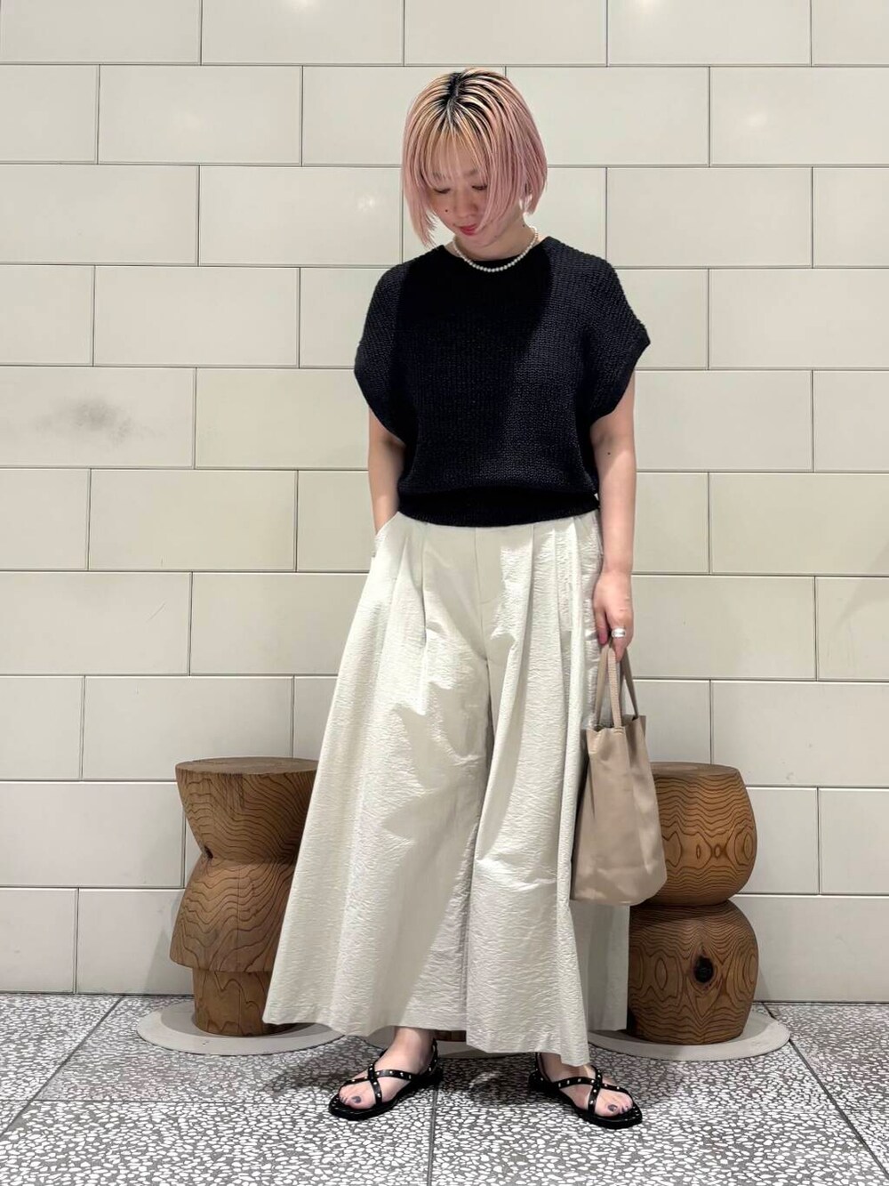 「大人カジュアル、きれいめカジュアル、URBANRESEARCH、シンプルコーデ、サンダル、newarrival、サンダルコーデ、お出かけコーデ、骨格ウェーブ、ウェーブ×ブルベ夏、夏の涼しげパンツコーデ」｜「CORSO ROMA，9のCORSO ROMA, 9　STUDS SANDAL（サンダル、ブラック系）」を使った、MINAMIさん（レディース・158cm）の夏コーディネートの2枚目の写真