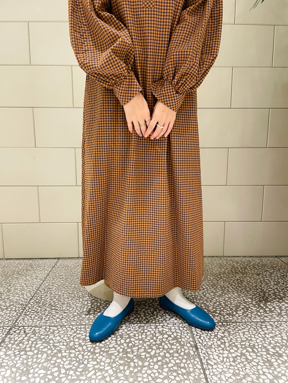 「私の推しブランド、ワンピース、ギンガムチェック、オレンジ、ロングワンピース、フラットシューズ、大人コーデ、休日コーデ、ラクチンコーデ」｜「F by ROSSOのF by ROSSO　ギンガムチェックパフスリーブワンピース（ワンピース、オレンジ系）」を使った、MINAMIさん（レディース・158cm）の冬コーディネートの3枚目の写真