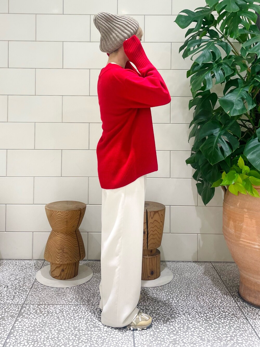 「新星WEARISTAにエントリー、韓国ファッション、キャップ、休日スタイル、クリスマスに着たい服、スニーカー、マイベストコーデ2023、赤、きれいめカジュアル」｜「URBAN RESEARCHのニットキャップ（ニットキャップ/ビーニー、ベージュ系）」を使った、MINAMIさん（レディース・158cm）の冬コーディネートの2枚目の写真