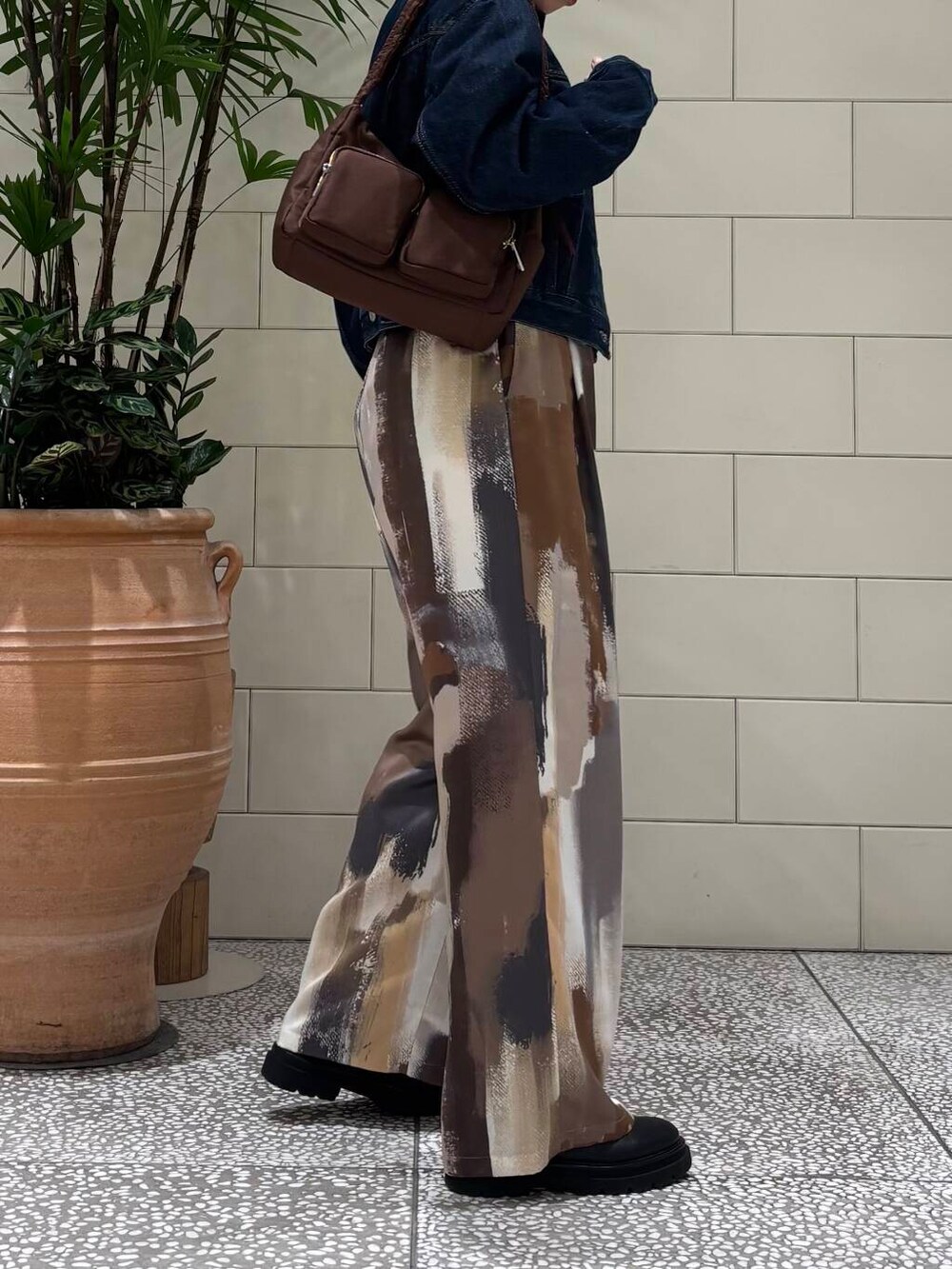 ブルー系のデニムジャケット、オレンジ系のシャツ/ブラウス、オレンジ系のその他パンツを着用したレディースの冬コーディネートの3枚目の写真