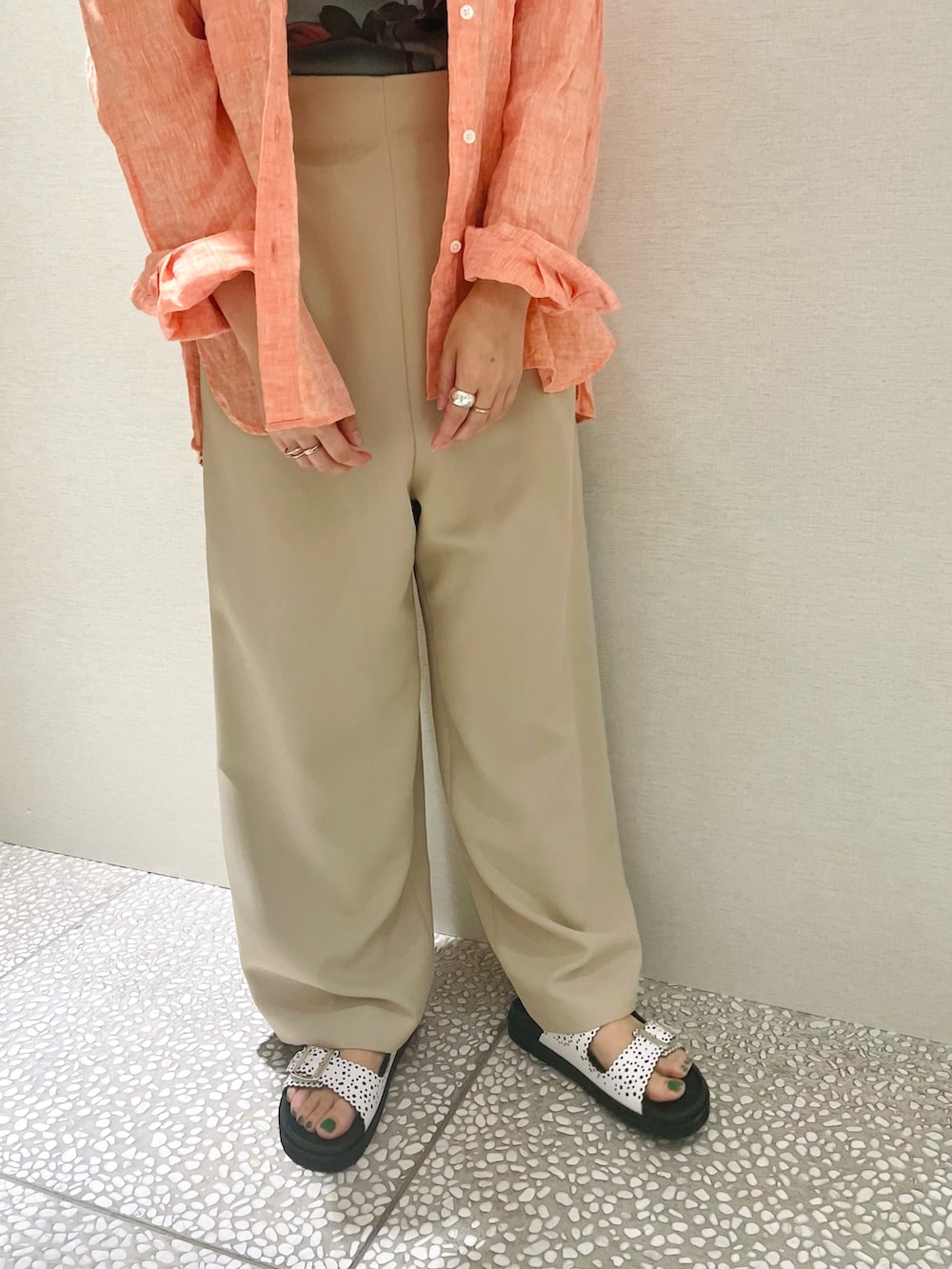 「春コーデ、リネン、オールインワン、オレンジ、Tシャツ、プリントT、サンダル、カジュアル、休日スタイル、オーバーサイズ、カラー×コーデ」｜「URBAN RESEARCHのフレンチリネンオーバーシャツ（シャツ/ブラウス、オレンジ系）」を使った、MINAMIさん（レディース・158cm）の春コーディネートの3枚目の写真