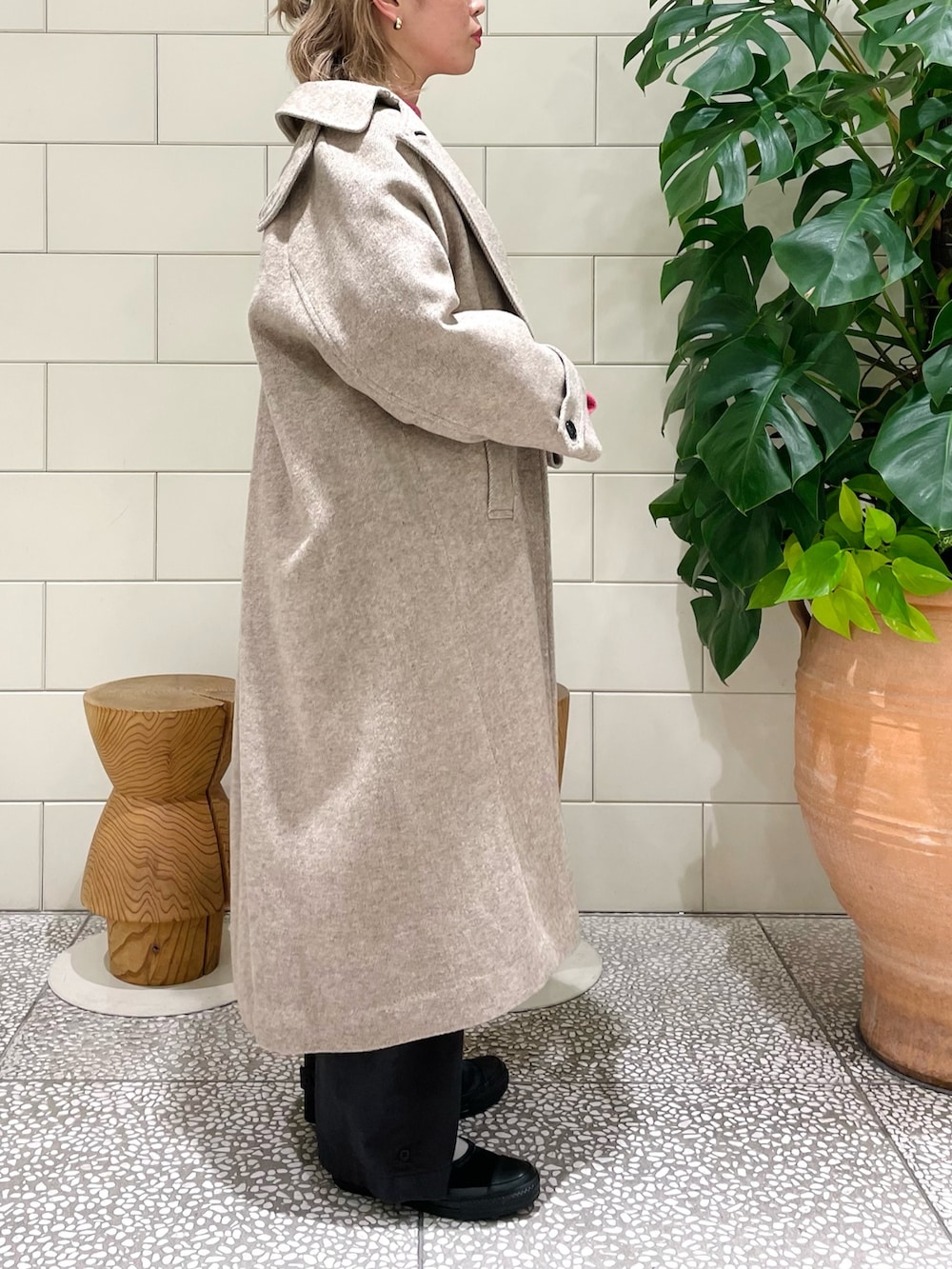 「新星WEARISTAにエントリー、冬アウター、休日スタイル、クリスマスに着たい服、ロングコート、マイベストコーデ2023、お出かけコーデ、着回しコーデ、冬のコーデ」｜「LAATOのVOLUME SLEEVE KNIT（ニット/セーター、ピンク系）」を使った、MINAMIさん（レディース・158cm）の冬コーディネートの2枚目の写真
