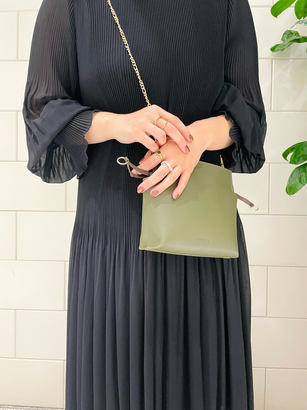 「秋服コーデ、大人カジュアル、キレイめ、シンプル、フォーマル、結婚式、ブーツ、シアー」|「URBAN RESEARCH ROSSO WOMENのランダムプリーツワンピース(ワンピース、ブラック系)」を使った、MINAMIさん(レディース・158cm)の秋コーディネートの3枚目の写真