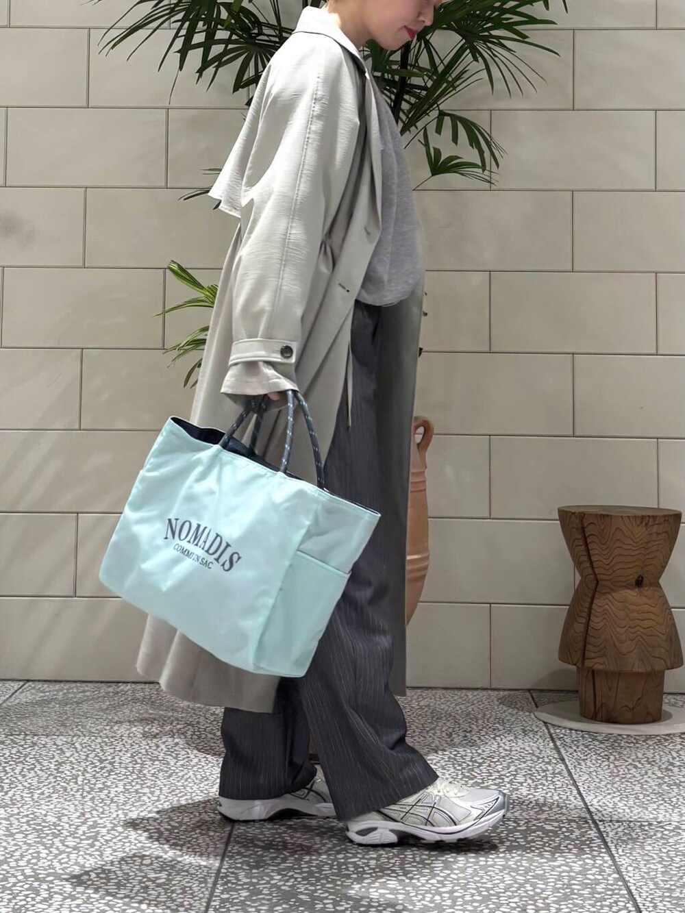 グレー系のその他パンツ、グリーン系のトレンチコート、グレー系のニット/セーターを着用したレディースの冬コーディネートの3枚目の写真