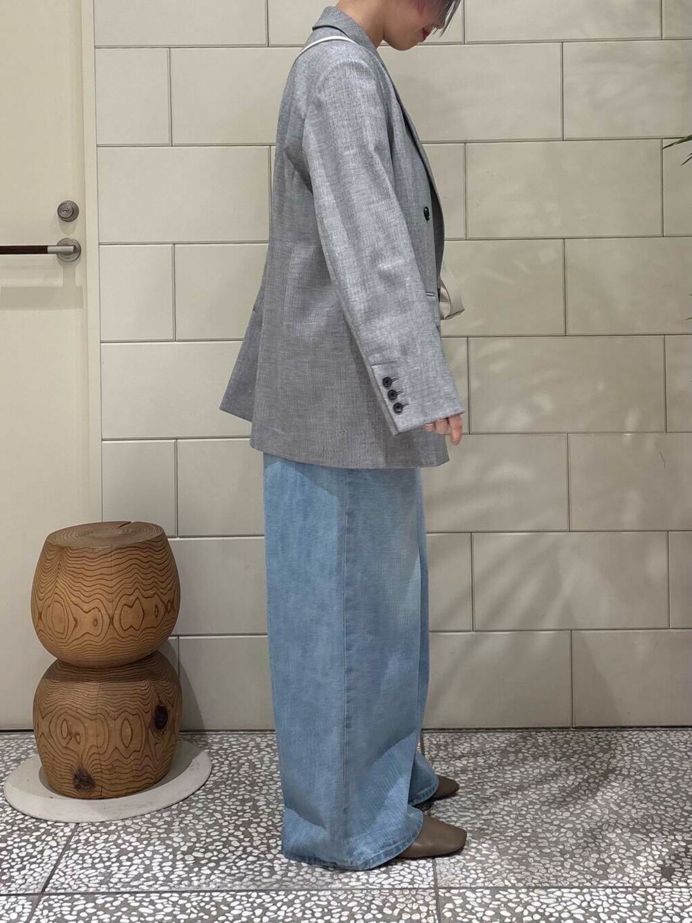 「lee、大人カジュアル、デニム、ワイドパンツ、きれいめカジュアル、URBANRESEARCH、レース、春色、newarrival、休日スタイル、骨格ウェーブ、ウェーブ×ブルベ夏、春アウターコーデ、私のイチ推しブランド、過ごしやすい」|「Leeの『別注』Lee101×URBAN RESEARCH BAGGYPANTS(デニムパンツ、ブルー系)」を使った、MINAMIさん(レディース・158cm)の春コーディネートの3枚目の写真