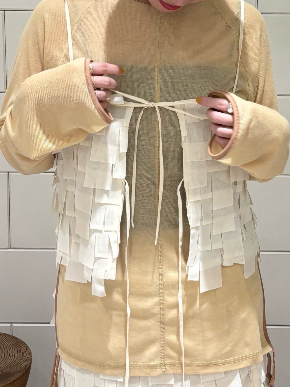 イエロー系のTシャツ/カットソー、その他のその他を着用したレディースの冬コーディネートの2枚目の写真