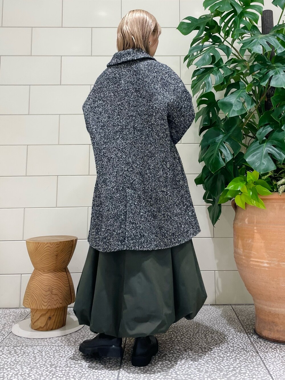 「新星WEARISTAにエントリー、韓国ファッション、冬アウター、休日スタイル、ホワイトコーデ、クリスマスに着たい服、マイベストコーデ2023、お出かけコーデ、きれいめカジュアル」｜「URBAN RESEARCHのアルパカシャギーGOLDボタンカーディガン（トップス、ホワイト系）」を使った、MINAMIさん（レディース・158cm）の冬コーディネートの3枚目の写真