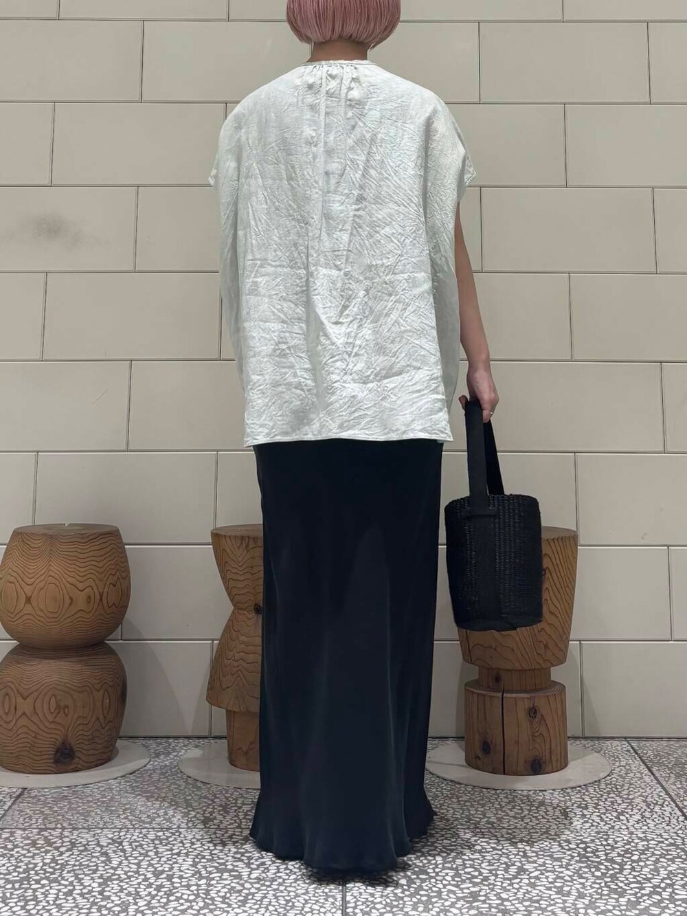 「大人カジュアル、ロングスカート、きれいめカジュアル、URBANRESEARCH、サンダル、リネン、夏コーデ、newarrival、マーメイドスカート、サンダルコーデ、お出かけコーデ、骨格ウェーブ、暑い、ウェーブ×ブルベ夏」｜「かぐれの『2サイズ展開』キュプラスカート（スカート、ブラック系）」を使った、MINAMIさん（レディース・158cm）の夏コーディネートの4枚目の写真