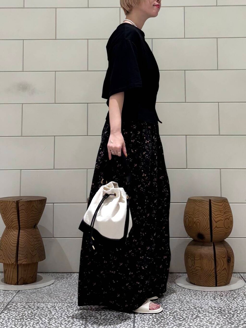 「大人カジュアル、URBANRESEARCH、シンプルコーデ、サンダル、newarrival、休日スタイル、お出かけコーデ、骨格ウェーブ、ウェーブ×ブルベ夏、ここでしか手に入らない別注アイテム、初夏のお出掛けコーデ」｜「URBAN RESEARCHのdecor『デコール』　Hematite6mmBallnecklace（ネックレス、シルバー系）」を使った、MINAMIさん（レディース・158cm）の春コーディネートの3枚目の写真
