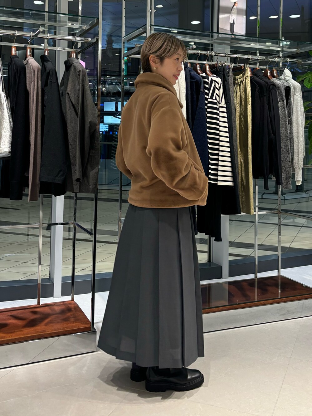「ブラウン、秋服準備はじめました、デートコーデ、休日スタイル、ロングスカート、ブーツ」｜「URBAN RESEARCHのエコファージップコート（その他アウター、イエロー系）」を使った、MINAMIさん（レディース・158cm）の秋コーディネートの2枚目の写真