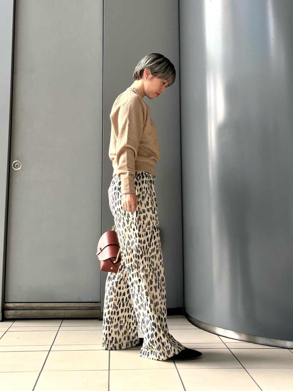 MINAMIさんの「ラメ裏毛スウェット（URBAN RESEARCH）」を使ったコーディネートの2枚目の写真
