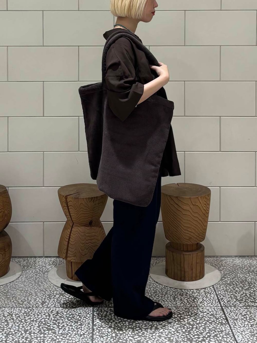 「大人カジュアル、URBANRESEARCH、シンプルコーデ、トートバッグ、newarrival、休日スタイル、お出かけコーデ、旅行コーデ、骨格ウェーブ、ウェーブ×ブルベ夏、ここでしか手に入らない別注アイテム、夏旅コーデ、st2508」｜「URBAN RESEARCHのハーフスリーブシアーワイドシャツ（シャツ/ブラウス、ブラウン系）」を使った、MINAMIさん（レディース・158cm）の夏コーディネートの3枚目の写真