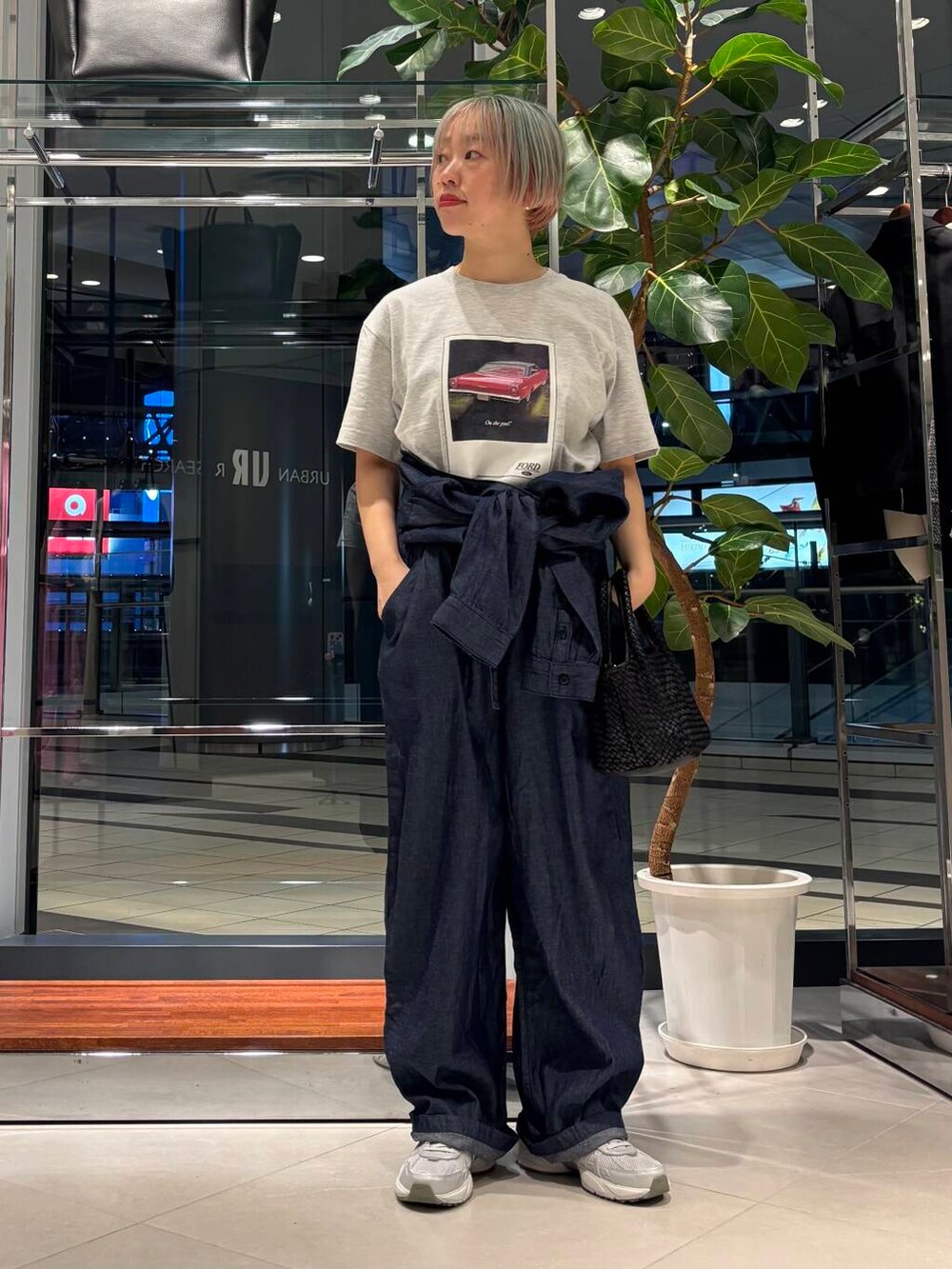 その他のスニーカー、ブラック系のトートバッグ、ブルー系のサロペット/オーバーオールを着用したレディースの春コーディネートの3枚目の写真