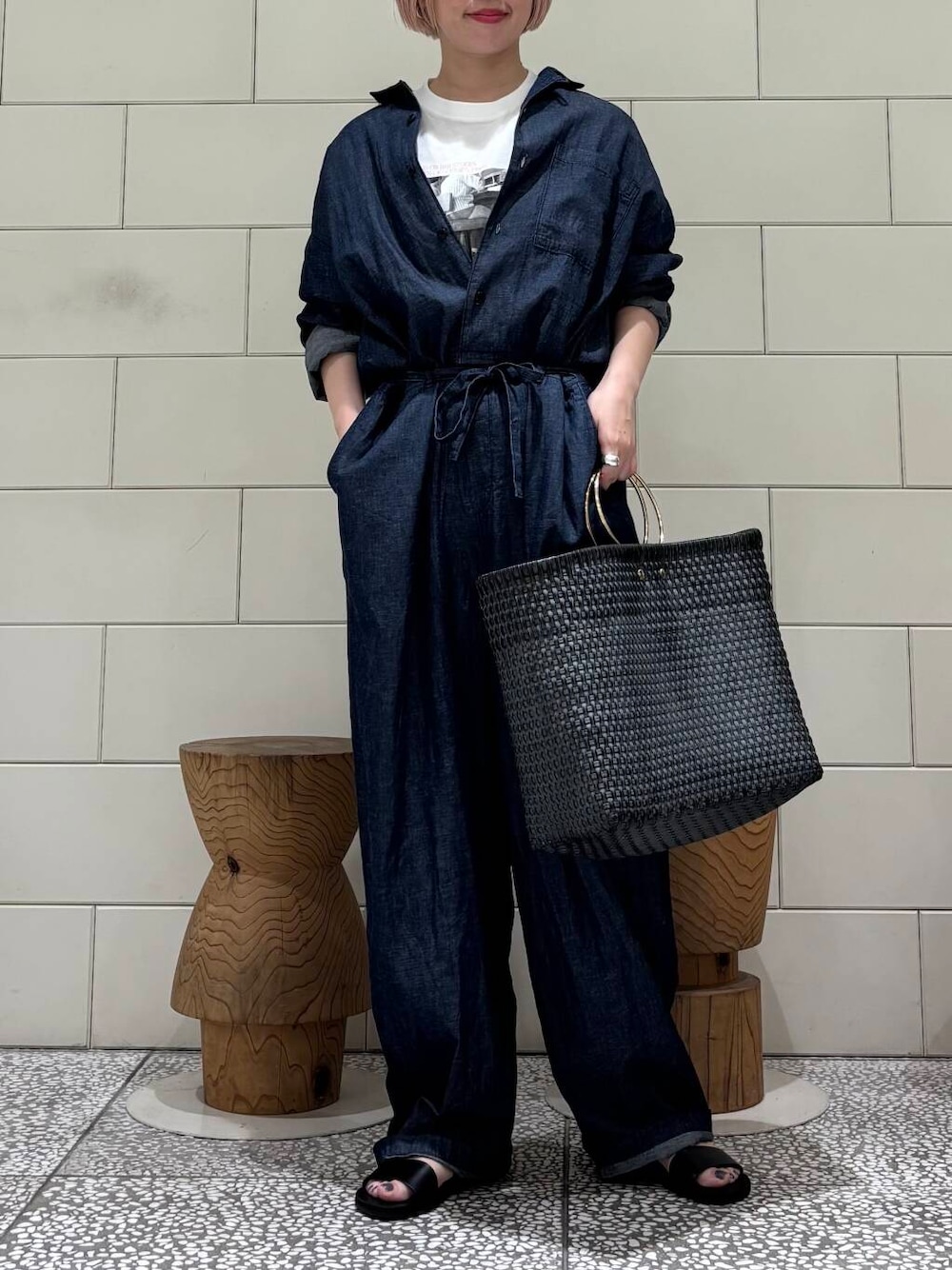 「大人カジュアル、デニム、きれいめカジュアル、URBANRESEARCH、サンダル、newarrival、休日スタイル、お出かけコーデ、旅行コーデ、骨格ウェーブ、ウェーブ×ブルベ夏、やや暑い、最旬サンダルスタイル」｜「URBAN RESEARCHのレザーサンダル（サンダル、ブラック系）」を使った、MINAMIさん（レディース・158cm）の夏コーディネートの2枚目の写真