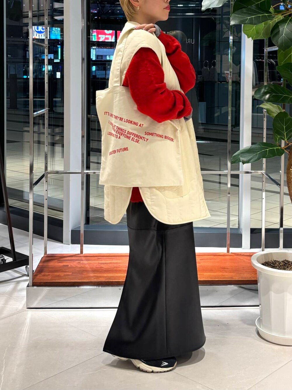 「デートコーデ、URBANRESEARCH、newarrival、レイヤードコーデ、冬アウター、ブルベ夏、骨格ウェーブ、秋カラーコーデ、秋のお出かけコーデ、ウェーブ×ブルベ夏、ウェーブ×カジュアル、ウェーブ×着やせ、私の推し新作アイテム、先取り秋カラーコーデ、初秋の羽織りものコーデ」|「NEW BALANCEの『一部WEB限定カラー』NEW BALANCE ML725(スニーカー、ブラック系)」を使った、MINAMIさん(レディース・158cm)の秋コーディネートの2枚目の写真
