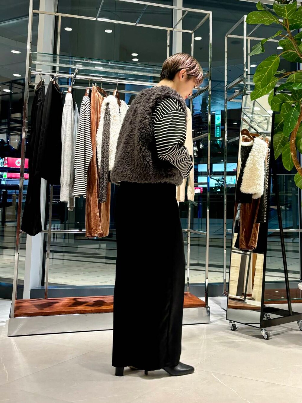 「カジュアルコーデ、URBANRESEARCH、newarrival、レイヤードコーデ、ブルベ夏、骨格ウェーブ、秋のお出かけコーデ、ウェーブ×ブルベ夏、盛夏から晩夏へスイッチコーデ、ウェーブ×カジュアル、ウェーブ×着やせ、私の推し新作アイテム、先取り秋カラーコーデ、初秋の羽織りものコーデ、ブルベ夏×秋カラーコーデ」|「URBAN RESEARCHのショートファーベスト(ベスト、グレー系)」を使った、MINAMIさん(レディース・158cm)の夏コーディネートの3枚目の写真
