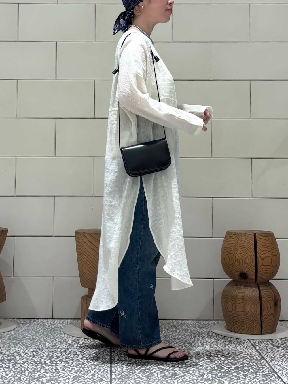 「大人カジュアル、デニム、URBANRESEARCH、シンプルコーデ、レイヤードスタイル、newarrival、休日スタイル、春夏コーデ、旅行コーデ、骨格ウェーブ、ウェーブ×ブルベ夏、ここでしか手に入らない別注アイテム、初夏のお出掛けコーデ、過ごしやすい」｜「ITTIの『別注』ITTI×URBAN RESEARCH　MICHELLE ERRAND POUCH（ショルダーバッグ、ブラック系）」を使った、MINAMIさん（レディース・158cm）の春コーディネートの2枚目の写真
