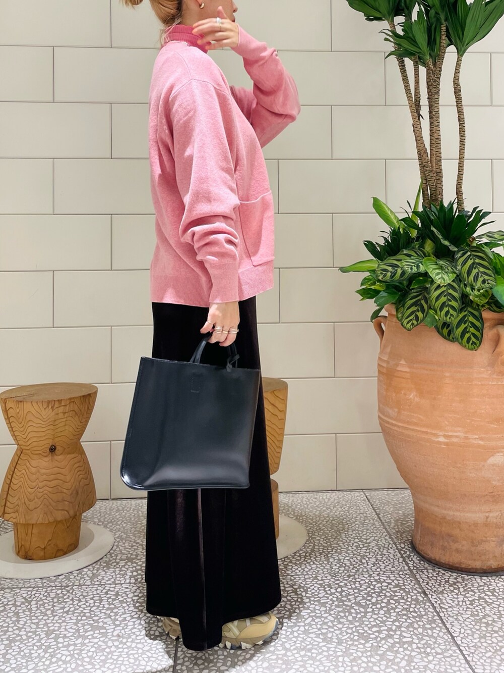 「レイヤードスタイル、カラー×コーデ、ロングスカート、韓国ファッション、ベロア、タイトスカート、お出かけコーデ、ピンク」｜「URBAN RESEARCHのシャーリングスリーブタートルネックカットソー（Tシャツ/カットソー、ピンク系）」を使った、MINAMIさん（レディース・158cm）の秋コーディネートの2枚目の写真