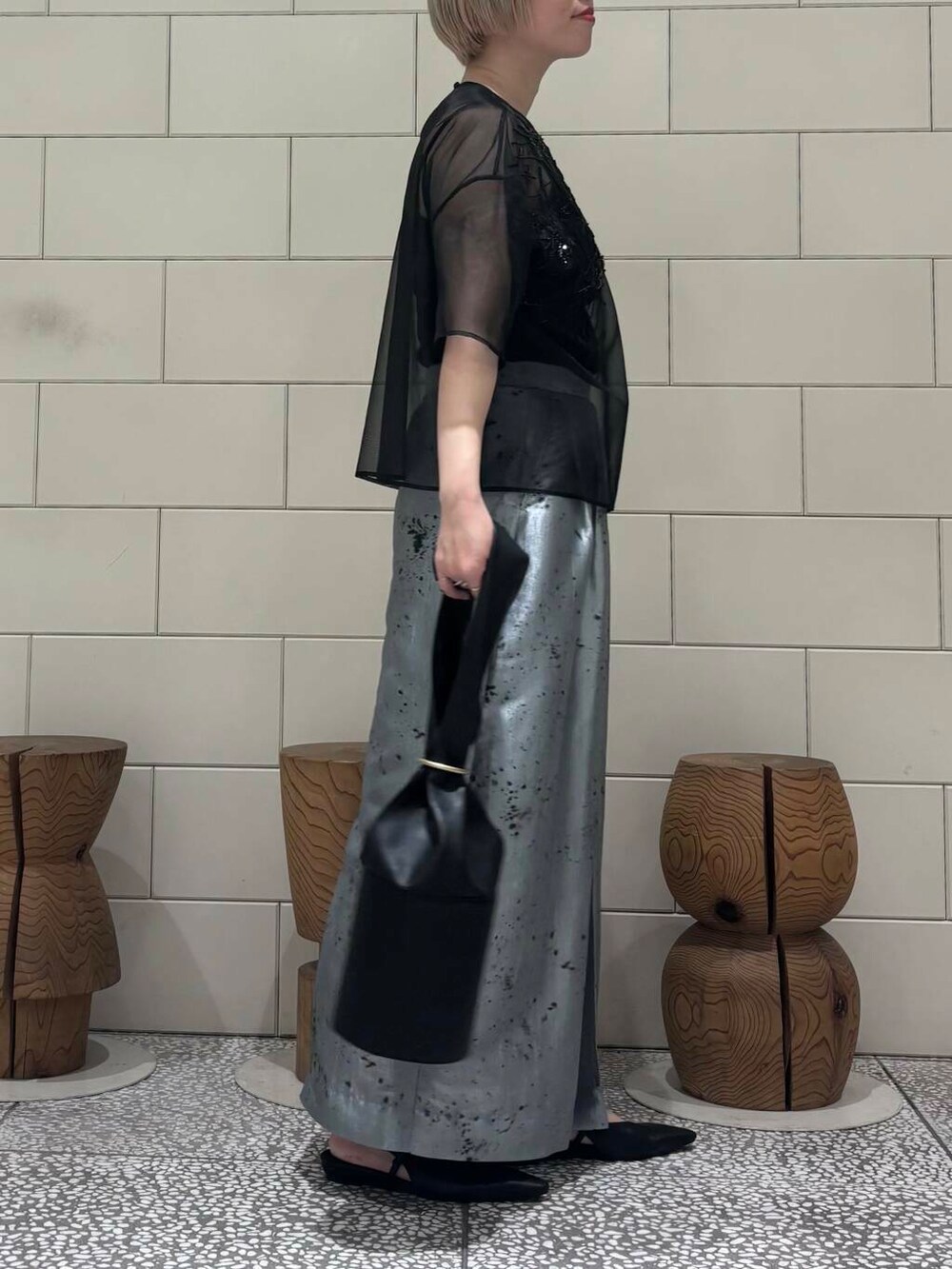 ブラック系のパンプス、ブラック系のキャミソールを着用したレディースの春コーディネートの3枚目の写真