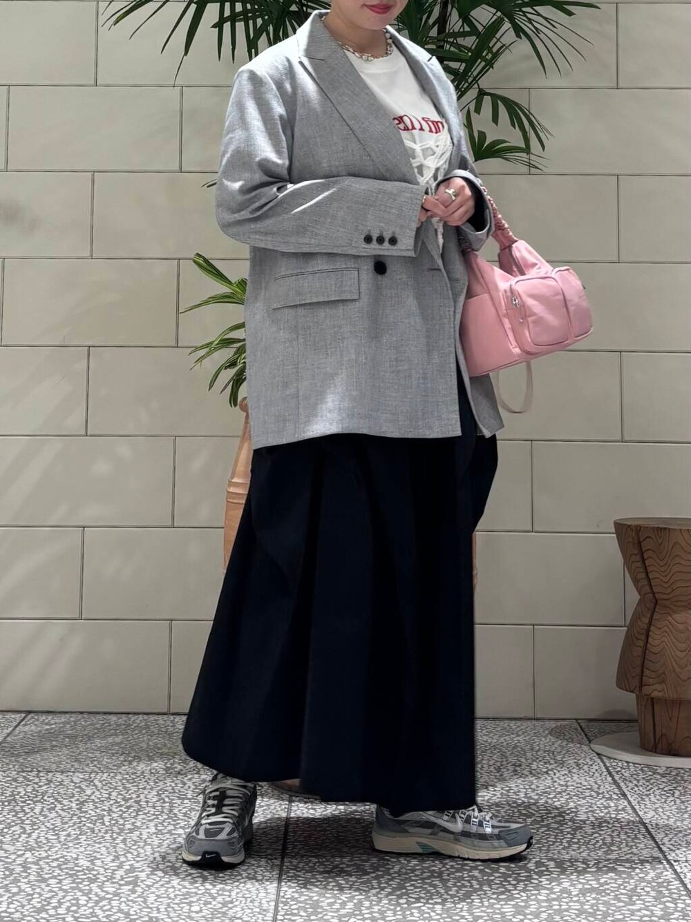 「大人カジュアル、URBANRESEARCH、newarrival、骨格ウェーブ、ウェーブ×ブルベ夏、私のイチ推しブランド、春のジャケットスタイル、スタッフが狙う春の新作、春服みてみて、大人コーデ、ジャケット、きれいめカジュアル、スニーカー、スカート」｜「RODE SKOのhun RODE SKO　Gather pocket（ショルダーバッグ、レッド系）」を使った、MINAMIさん（レディース・158cm）の冬コーディネートの2枚目の写真