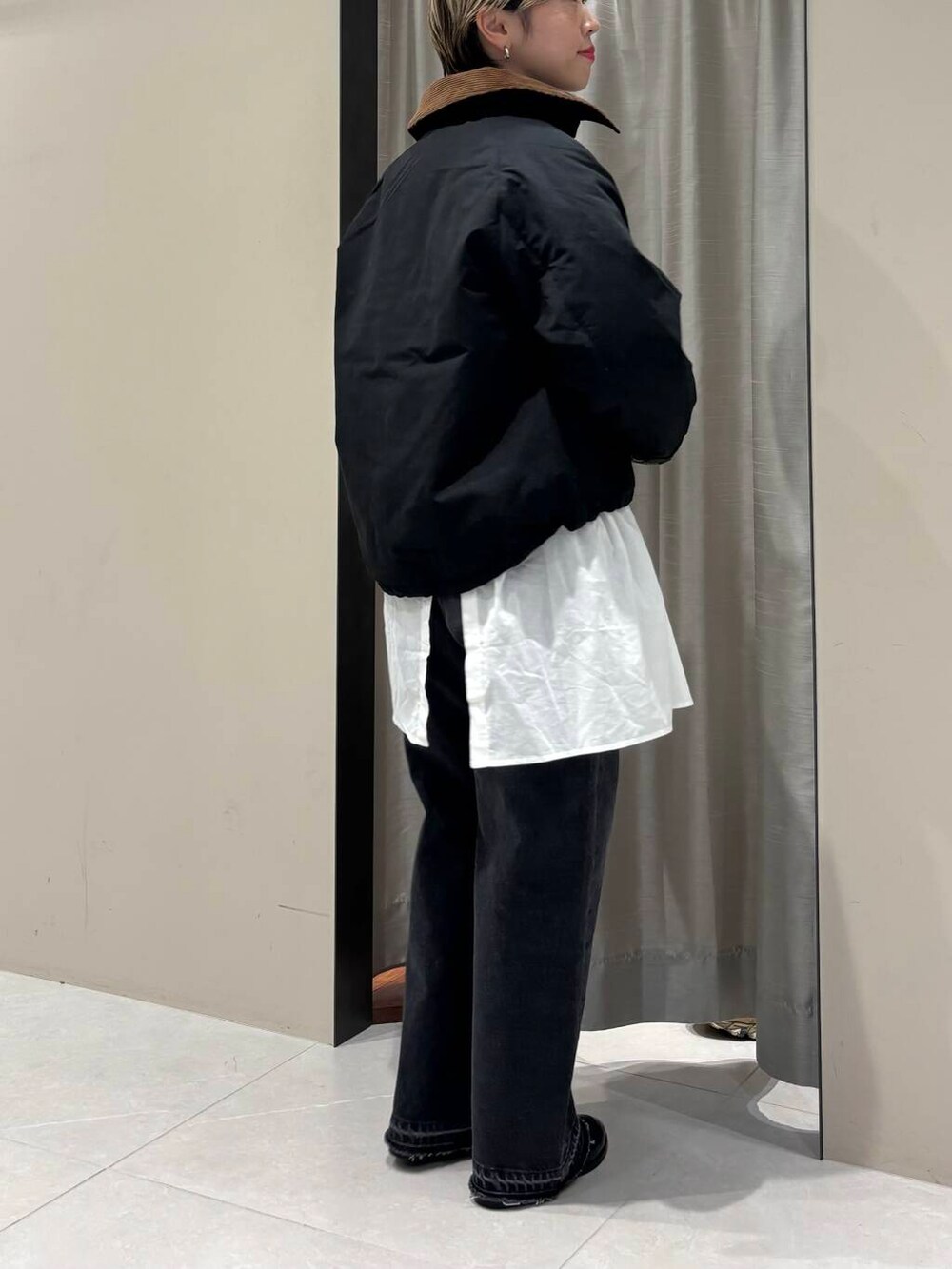 ブラック系のデニムパンツ、ブラウン系のその他アウター、グレー系のニット/セーターを着用したレディースの秋コーディネートの3枚目の写真