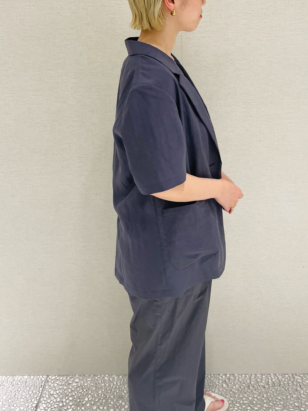 「オトナカジュアル、夏、きれいめカジュアル、カジュアル、ジャケット、カラー×コーデ、パンツスタイル」｜「KANEKO OPTICALのKANEKO OPTICAL×URBAN RESEARCH　クラウンパント（メガネ、ブラック系）」を使った、MINAMIさん（レディース・158cm）の春コーディネートの3枚目の写真