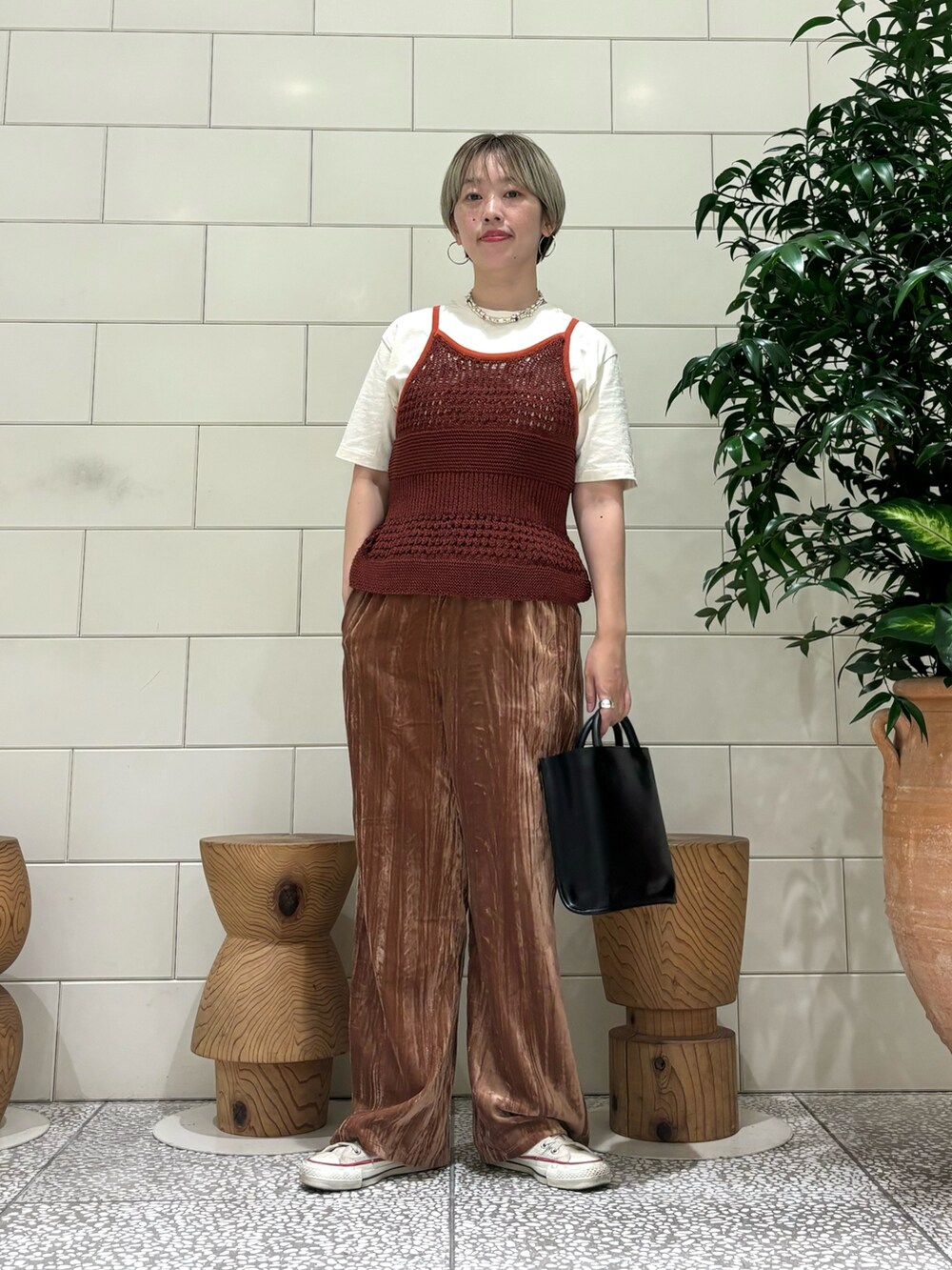 「レイヤードスタイル、お出かけコーデ、スニーカー、秋服準備はじめました、休日スタイル」｜「MIXTAの『別注』Mixta×URBAN RESEARCH　TABBY CAT（Tシャツ/カットソー、ホワイト系）」を使った、MINAMIさん（レディース・158cm）の夏コーディネートの2枚目の写真