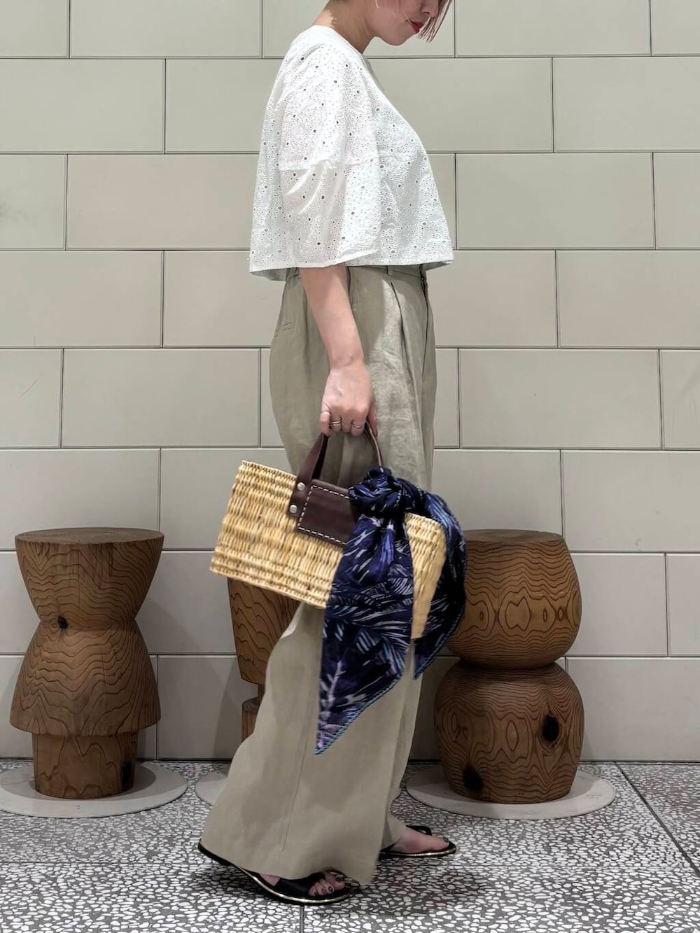 「大人カジュアル、URBANRESEARCH、シンプルコーデ、サンダル、レース、newarrival、サンダルコーデ、お出かけコーデ、淡色コーデ、骨格ウェーブ、ウェーブ×ブルベ夏、夏の涼しげパンツコーデ」｜「URBAN RESEARCHのストローカゴバッグ（かごバッグ、ブラウン系）」を使った、MINAMIさん（レディース・158cm）の夏コーディネートの3枚目の写真