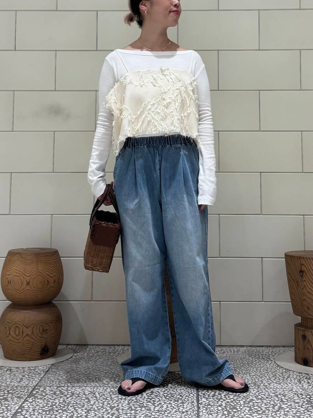 「大人カジュアル、デニム、イージーパンツ、URBANRESEARCH、夏コーデ、newarrival、休日スタイル、お出かけコーデ、骨格ウェーブ、ウェーブ×ブルベ夏、カジュアル派のtシャツコーデ」｜「かぐれのフェードデニムイージーパンツ（デニムパンツ、ブルー系）」を使った、MINAMIさん（レディース・158cm）の夏コーディネートの2枚目の写真