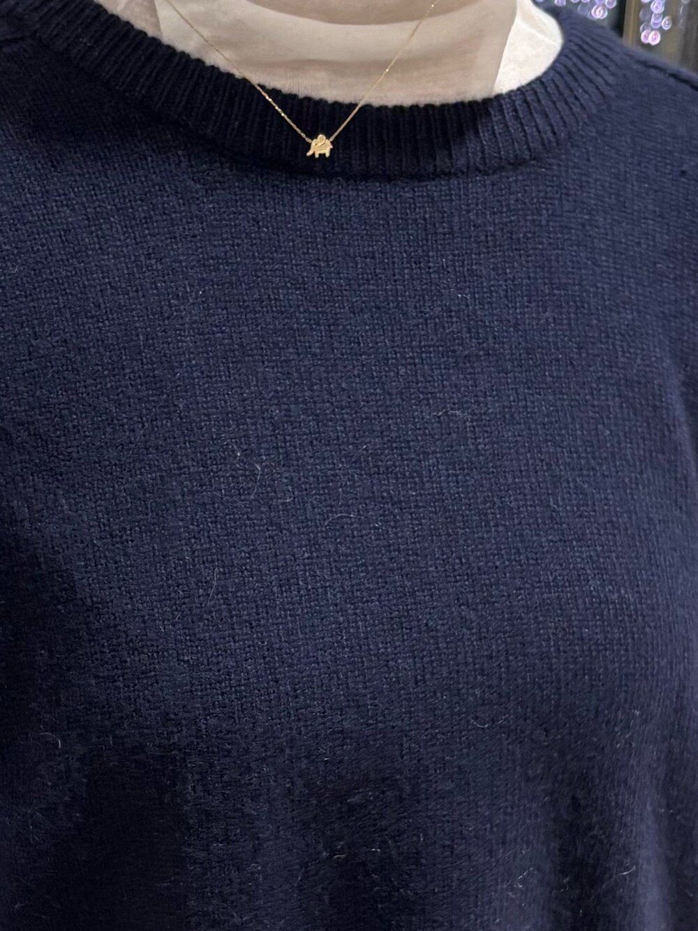 ブルー系のニット/セーター、ホワイト系のTシャツ/カットソー、その他のその他パンツを着用したレディースの冬コーディネートの4枚目の写真