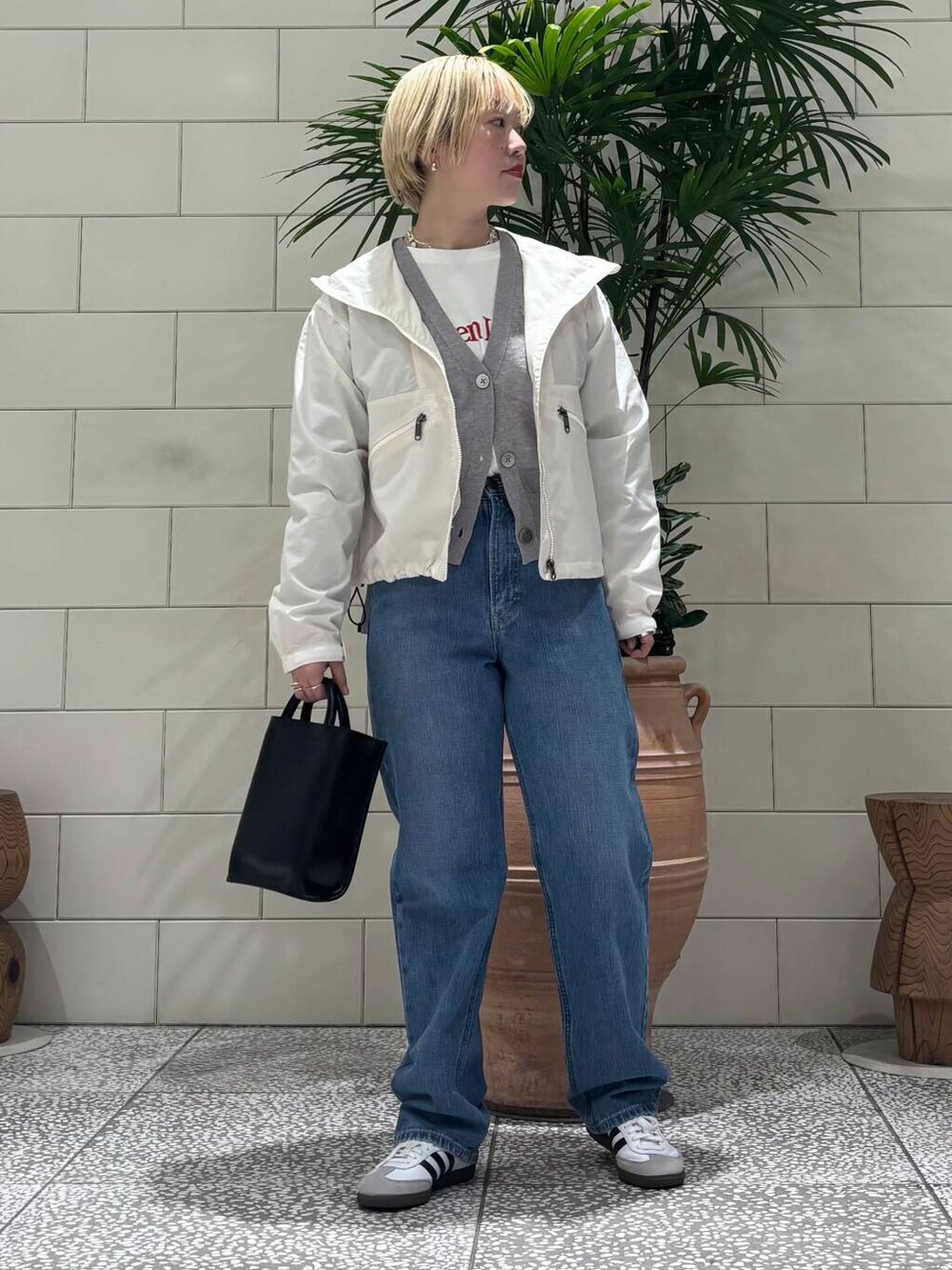 グレー系のカーディガン/ボレロ、ホワイト系のスニーカー、その他のTシャツ/カットソーを着用したレディースの冬コーディネートの3枚目の写真